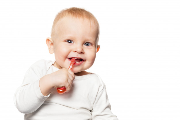 Việc hình thành thói quen chăm sóc răng và nướu cho bé ngay từ khi chào đời rất quan trọng và cần thiết.