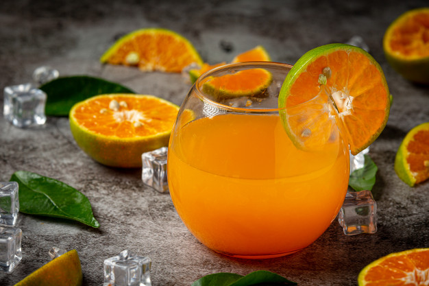 Mẹ bầu nên thường xuyên uống nước cam để tăng cường sức đề kháng cho mẹ và bé