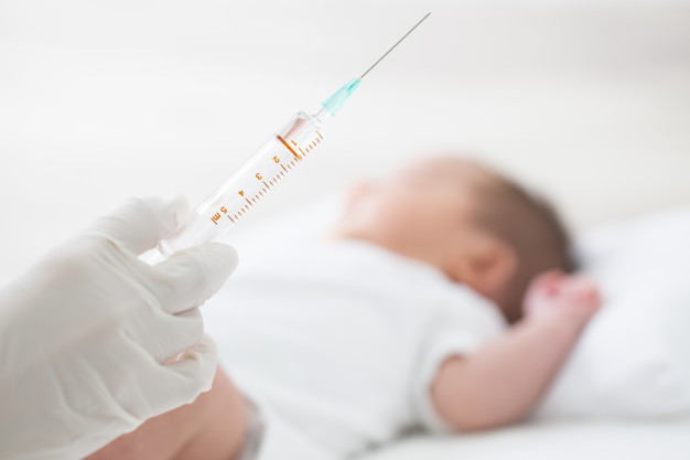 Tiêm vắc xin cho trẻ để phòng ngừa các bệnh viêm gan B, lao, viêm phổi...
